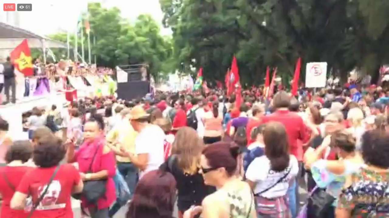 Ao Vivo: Ato das Mulheres em Porto Alegre