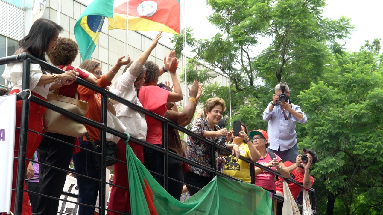 Após apagão, voz das mulheres ganha as ruas de Porto Alegre