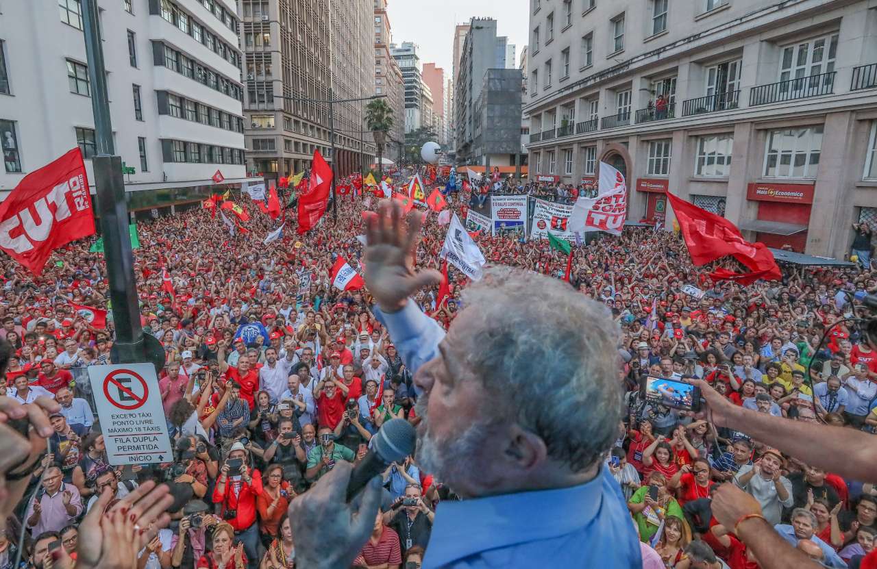 Como presente de aniversário, Lula pede que “não deixem destruir o país”