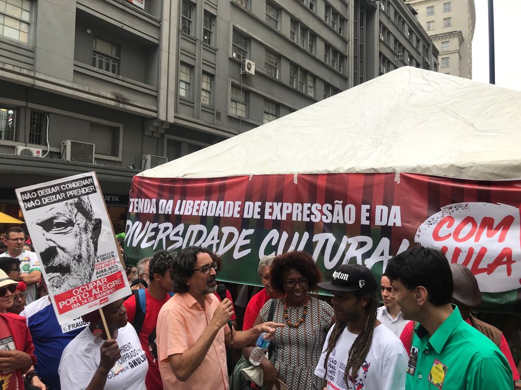 Tenda Cultural reúne artistas em defesa de Lula