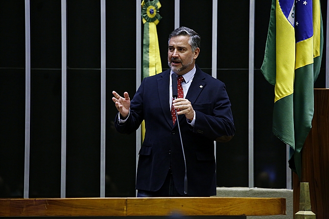 Pimenta reitera luta em defesa da democracia e Lula na Câmara