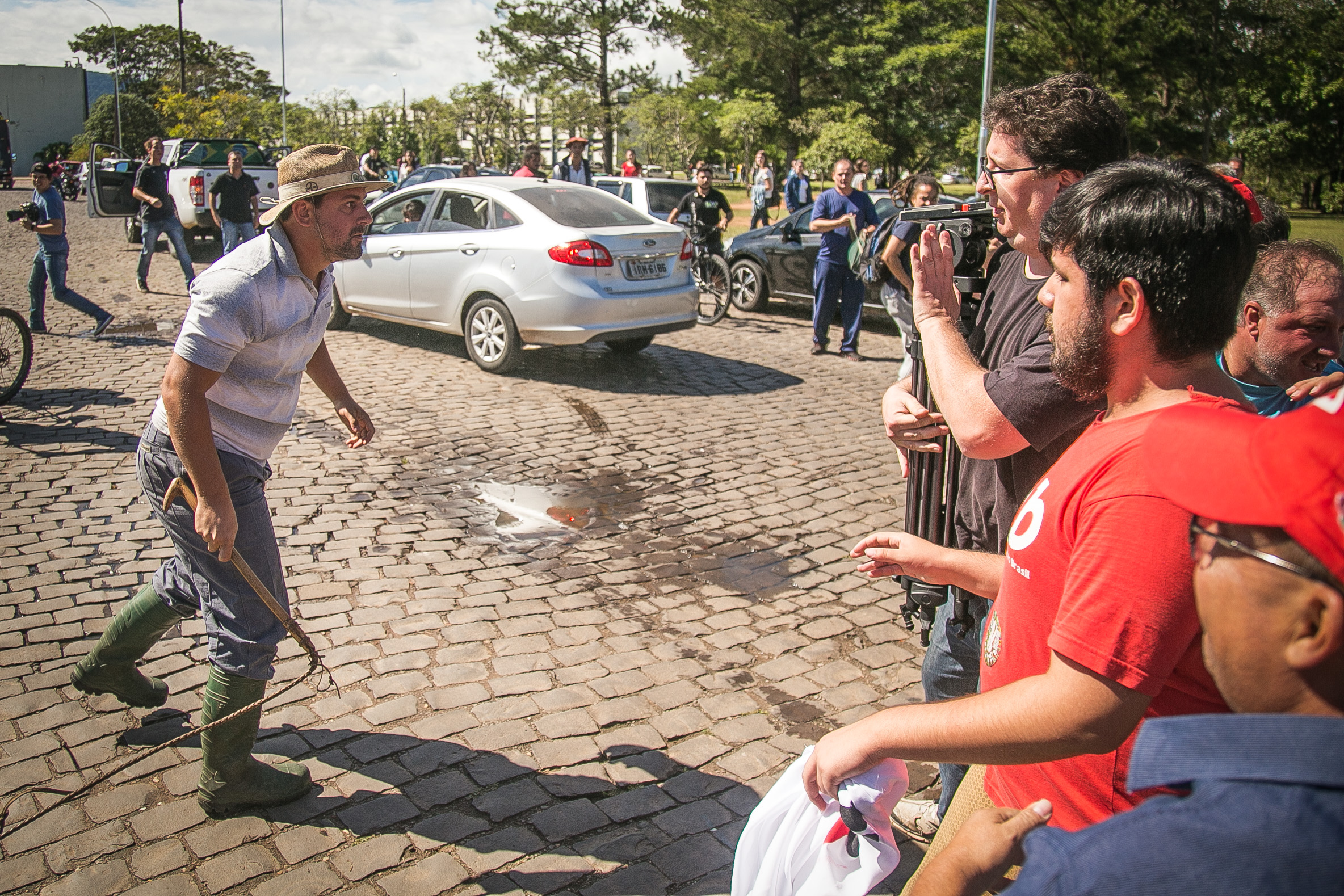 Petistas repercutem atentado a tiros contra caravana de Lula