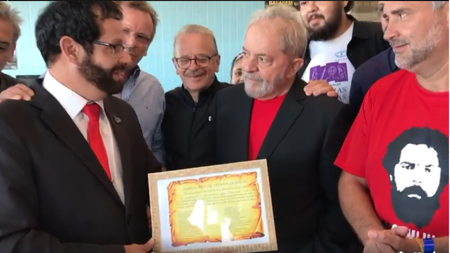 Assista: Lula recebe homenagem em Bagé (RS)