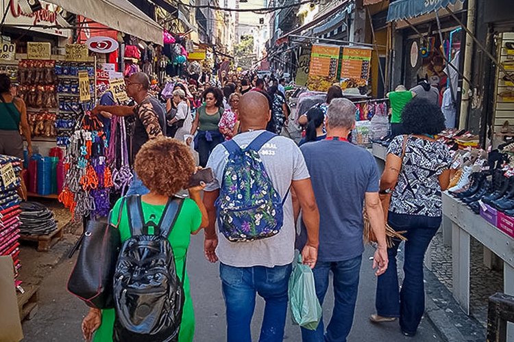 Com economia aquecida, intenção de consumo das famílias avança em julho