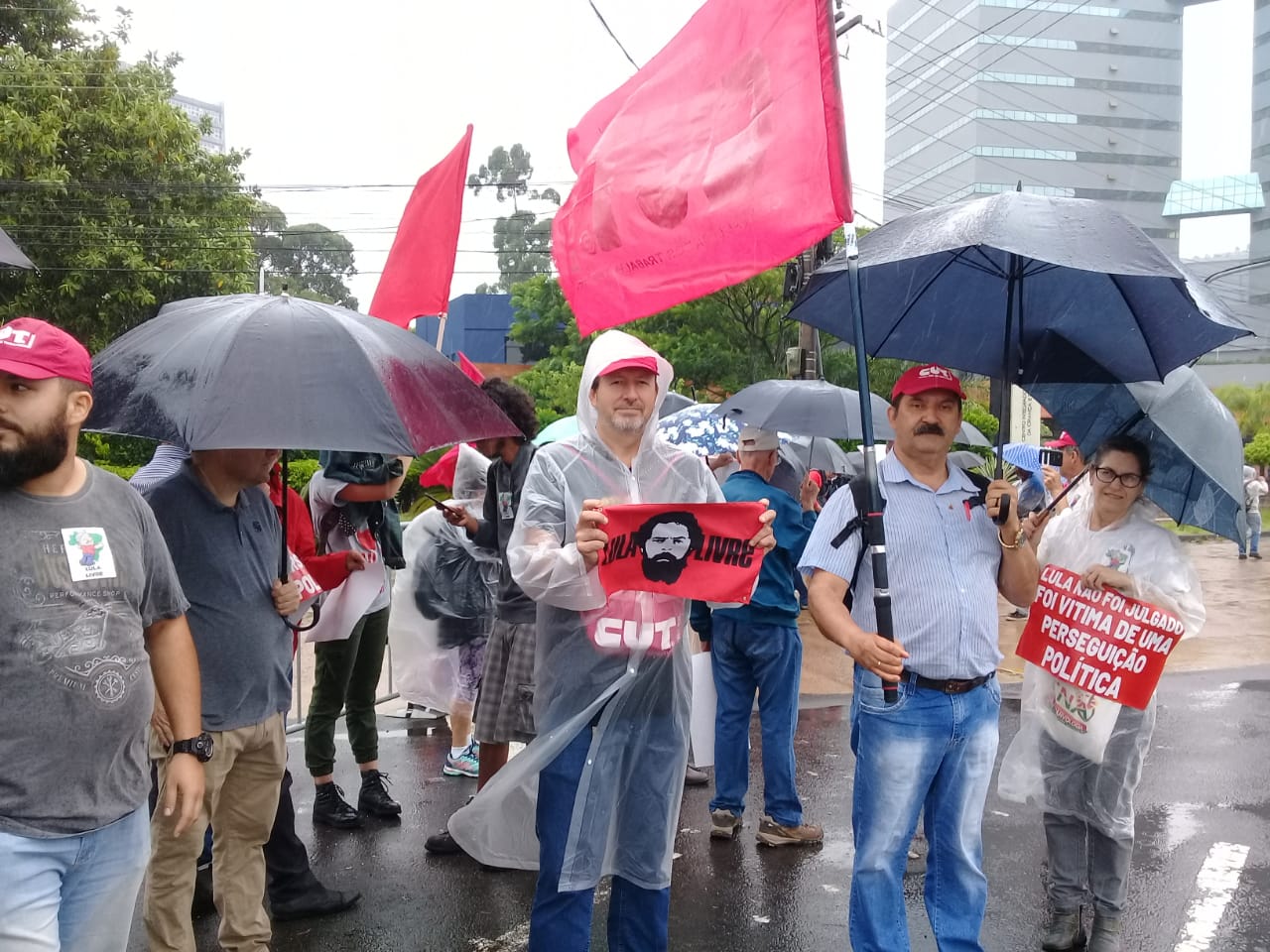Veja fotos da manifestação pela inocência de Lula em frente ao TRF-4