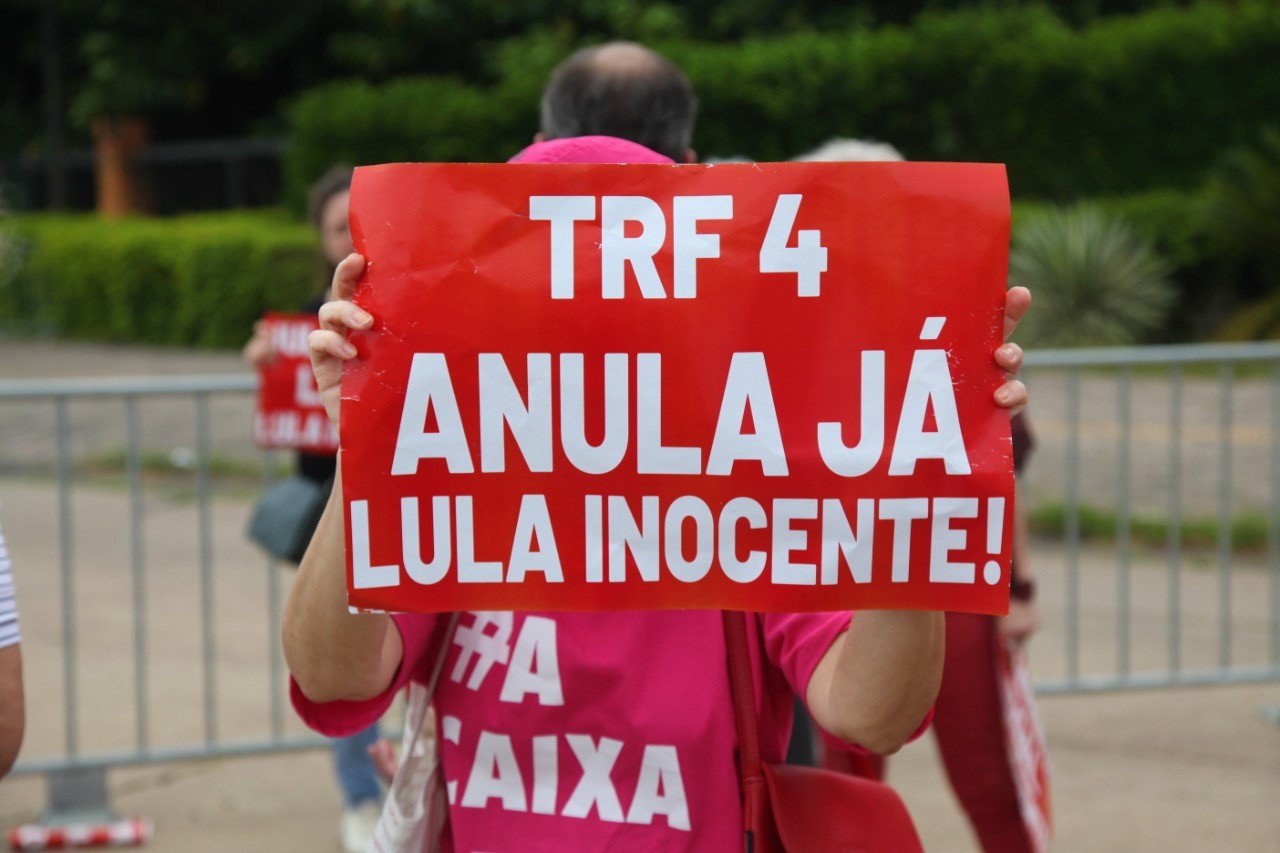 Veja fotos da manifestação pela inocência de Lula em frente ao TRF-4