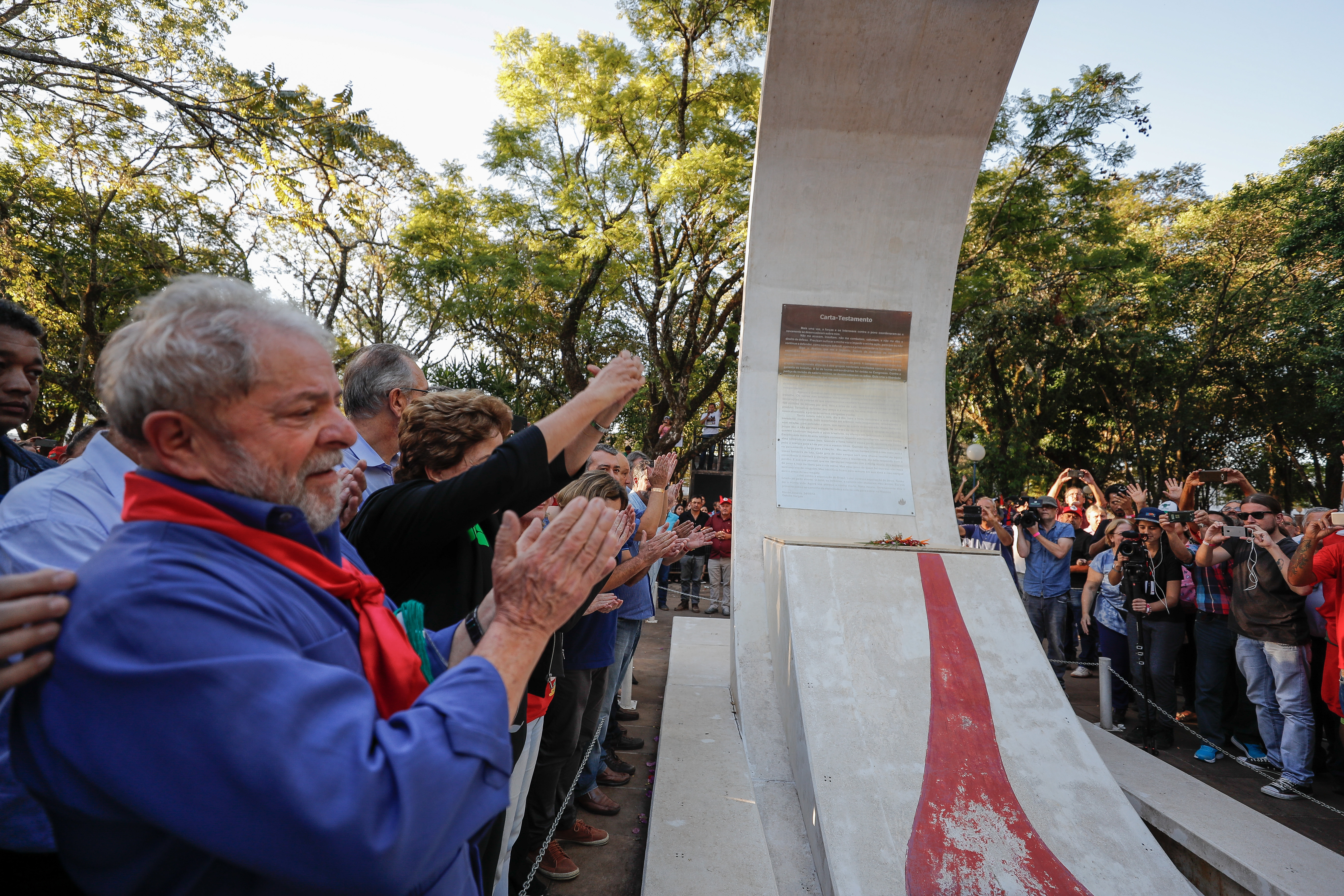 Em São Borja, Lula resgata Getúlio e promete repor direitos