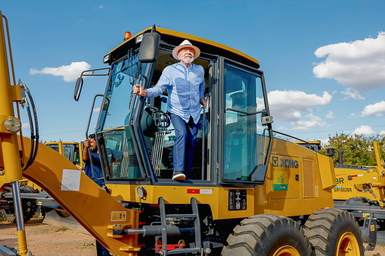 Com R$ 150 mi em investimentos, Lula entrega 318 máquinas a municípios mineiros
