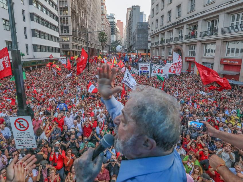 Uma multidão em defesa de Lula
