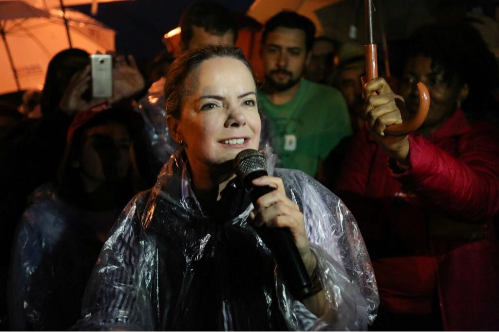 Gleisi Hoffmann em Curitiba: “É só libertar Lula que vamos embora daqui”
