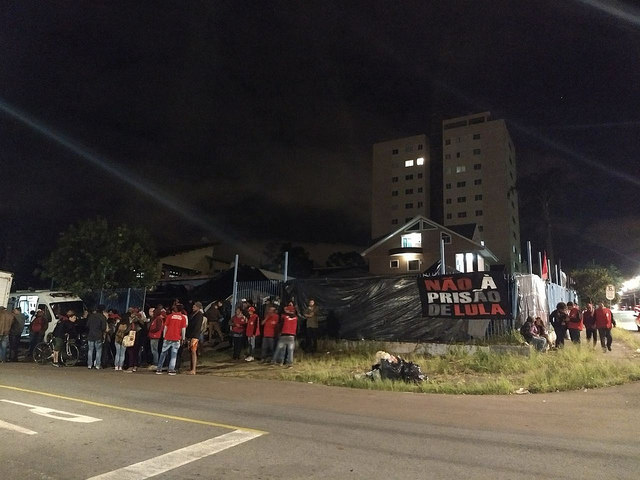 Integrantes do acampamento Lula Livre são agredidos em Curitiba