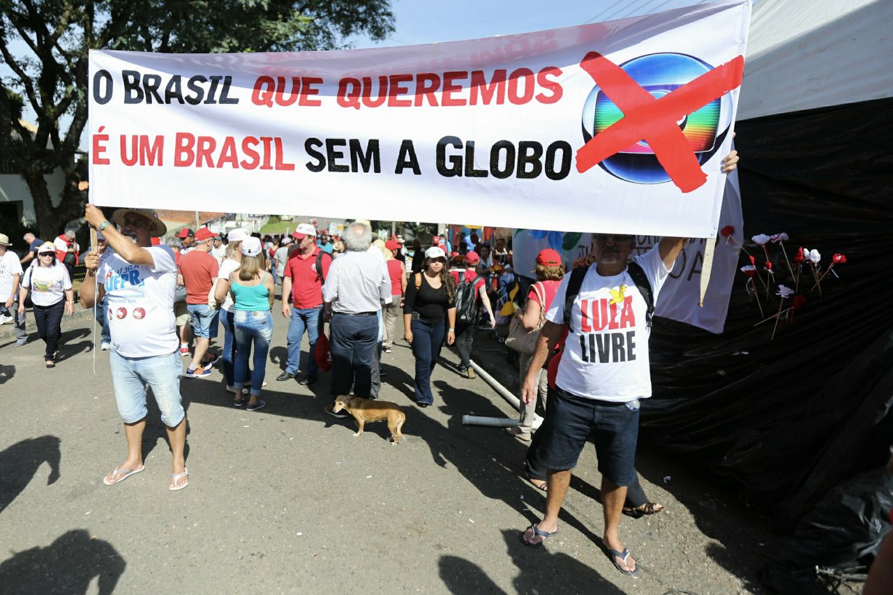Veja fotos da Vigília Lula Livre nesta segunda-feira (30)