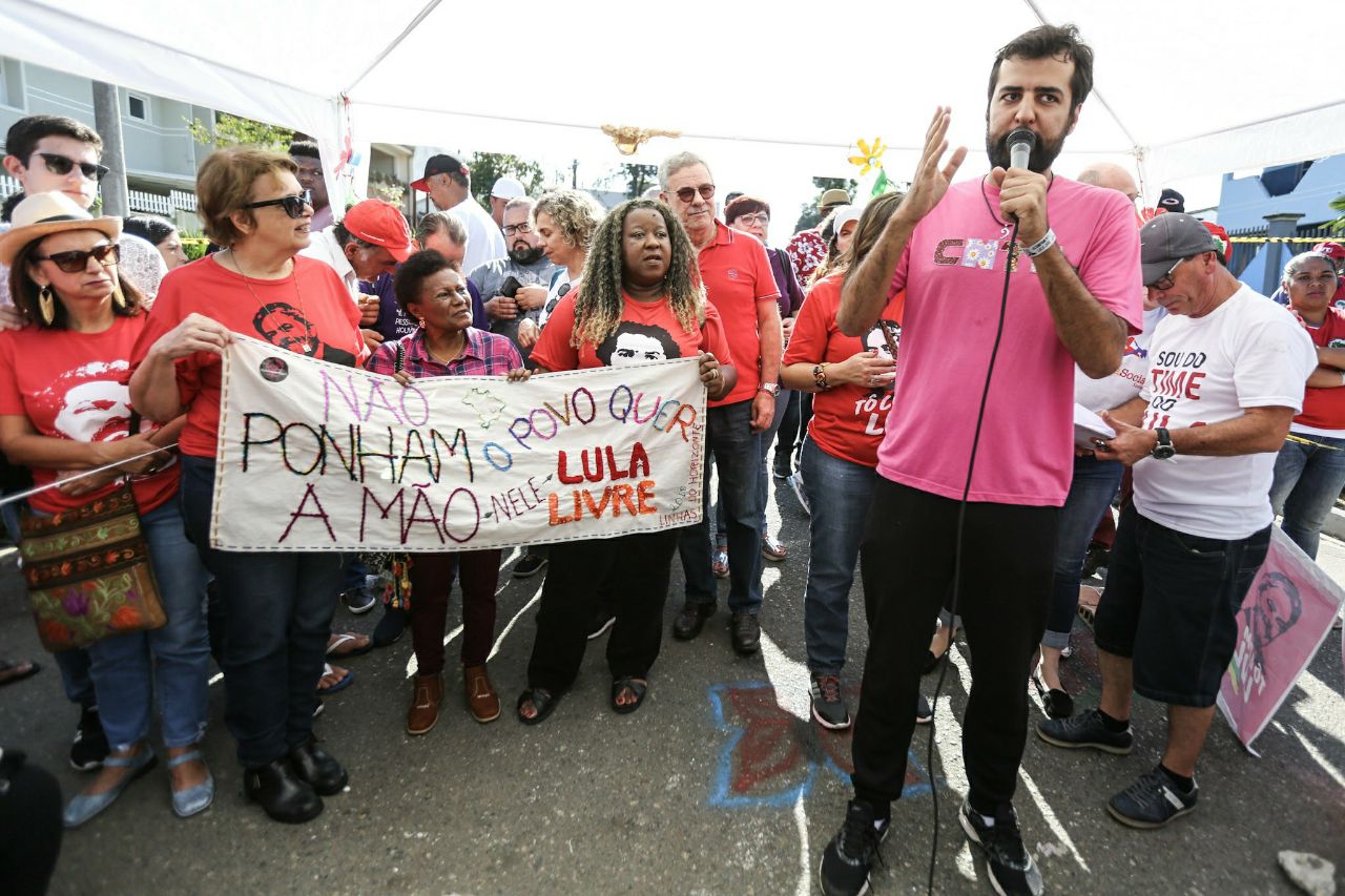 Veja fotos da Vigília Lula Livre nesta segunda-feira (30)