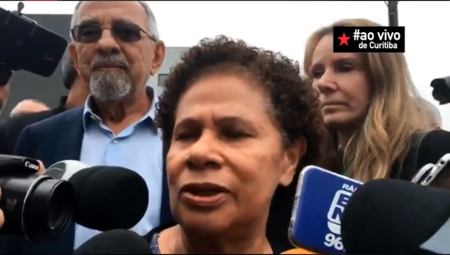 Veja: Coletiva dos senadores no acampamento Lula Livre