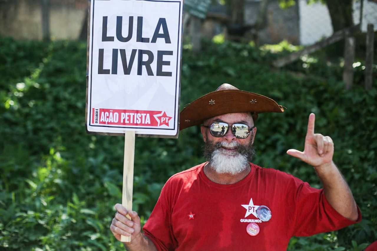 Veja as imagens desta quinta-feira (12) do Acampamento Lula Livre