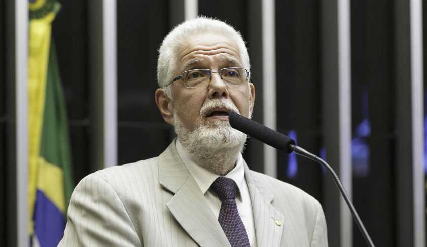 Deputado pede cassação de registro de Bolsonaro por fake news