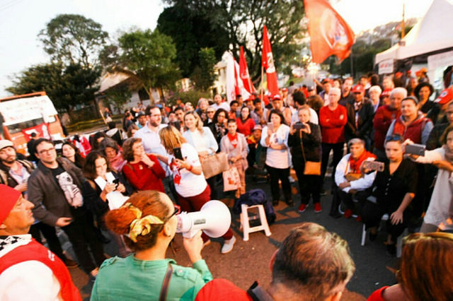 Vigília Lula Livre recebe aula pública sobre o golpe de 2016