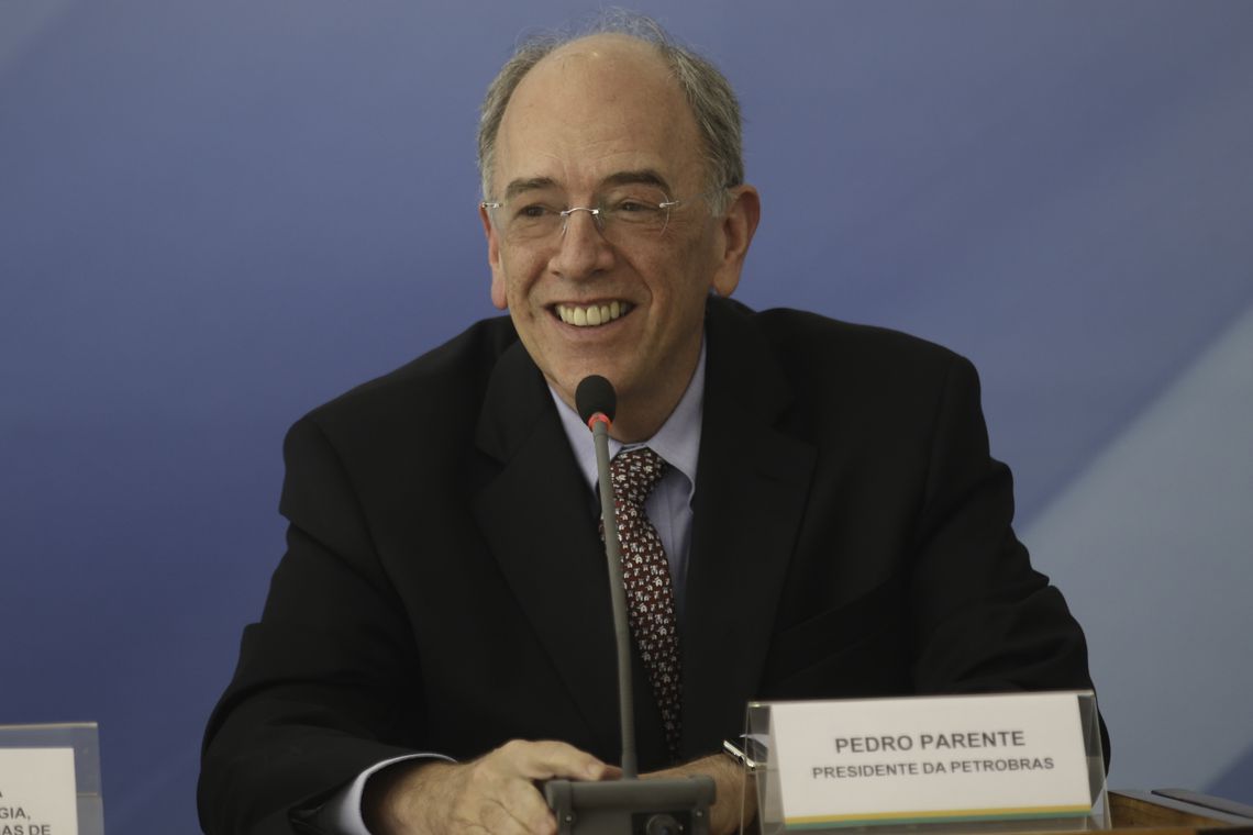 Petrobras aumenta gasolina nas refinarias em meio a crise