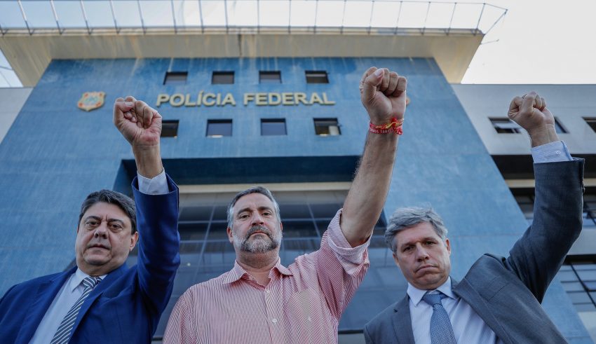 STF garante direito de comissão de deputados de visitar Lula
