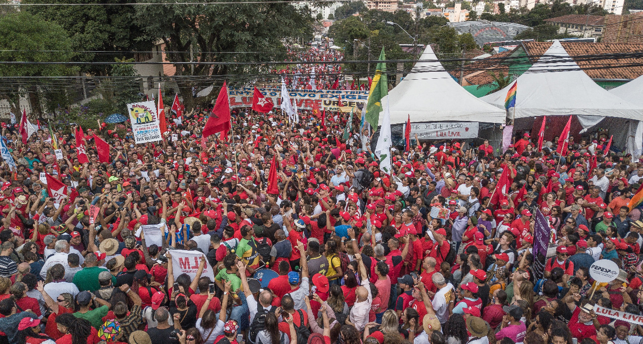 Deputados no PR: “Lula tá preso pra não revogar ataque ao povo”