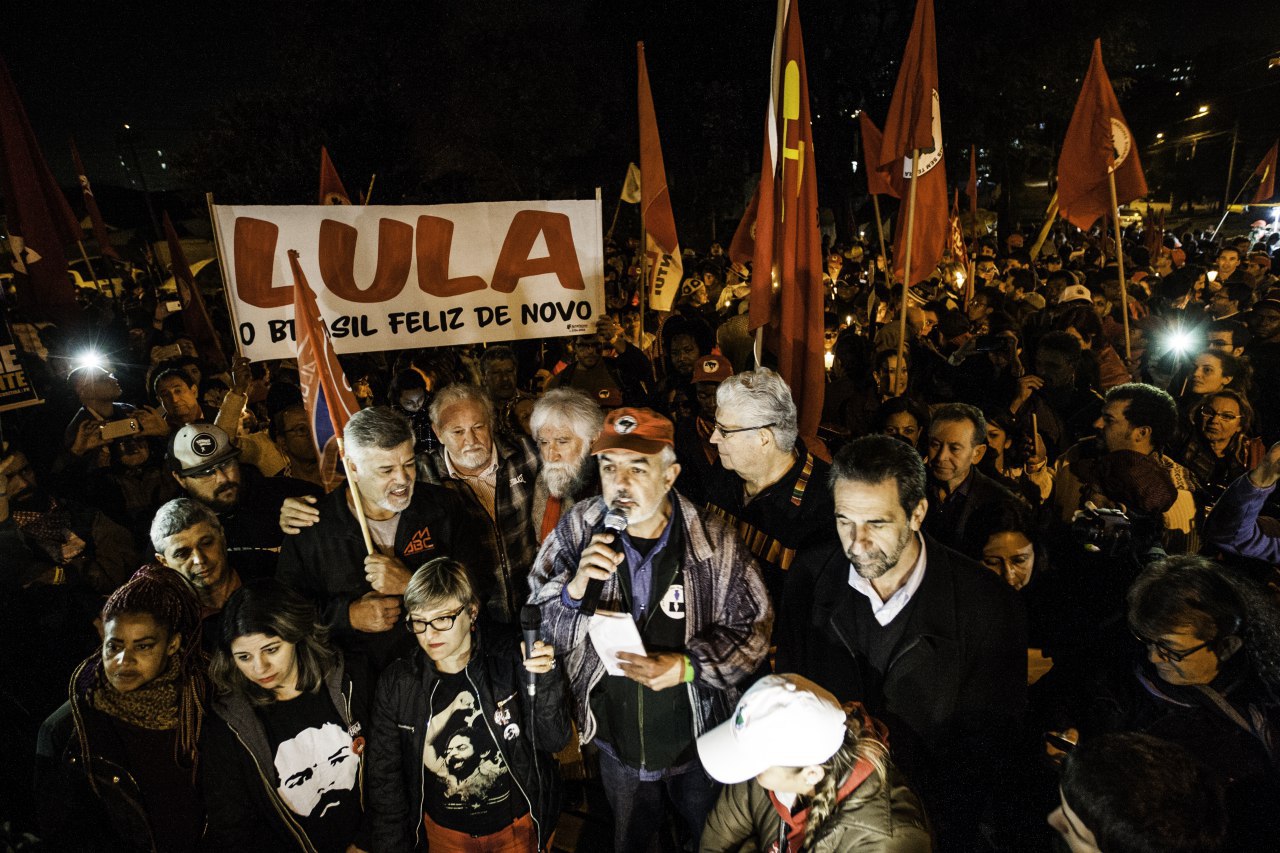 Vigília em Curitiba recebe milhares por pré-candidatura de Lula