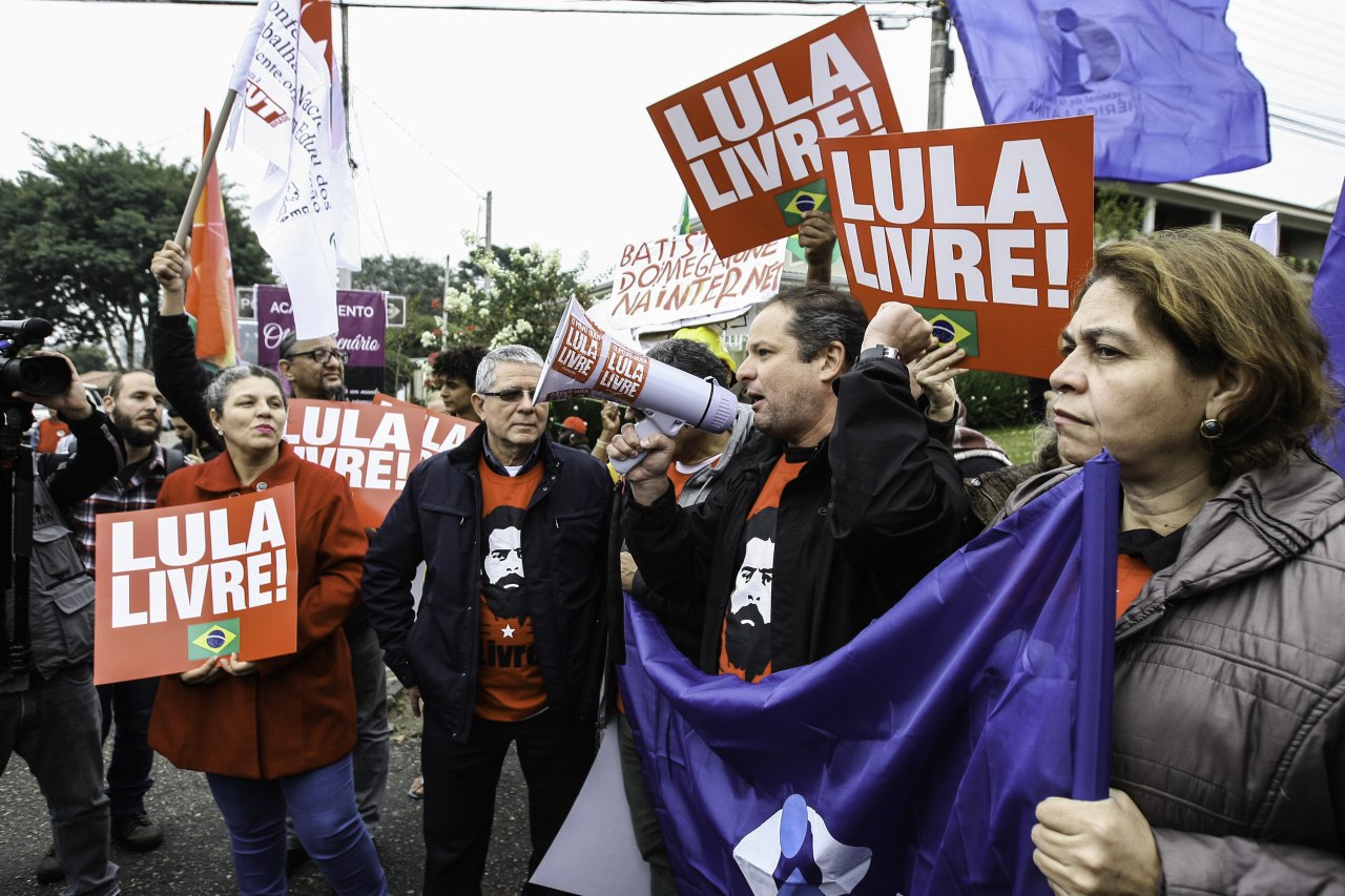 Trabalhadores da Educação visitam a Vigília Lula Livre