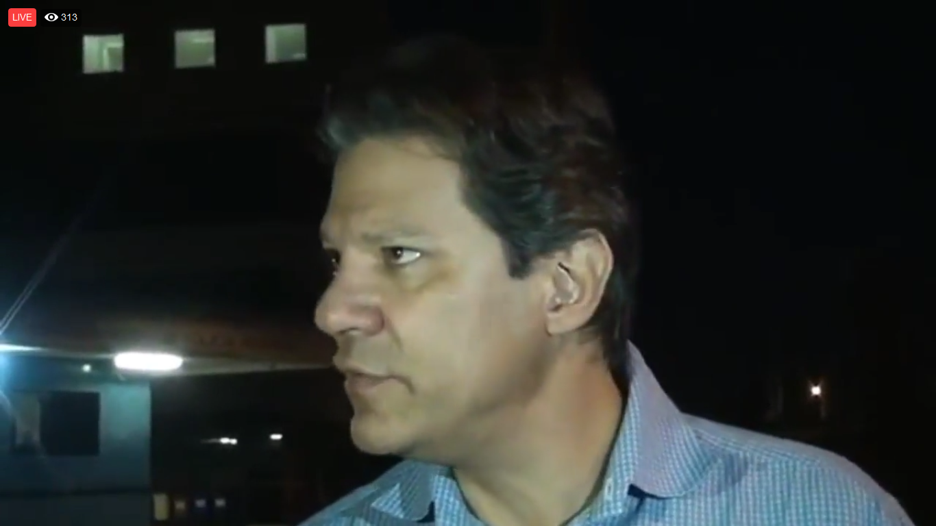 Fernando Haddad fala com a imprensa após visita a Lula