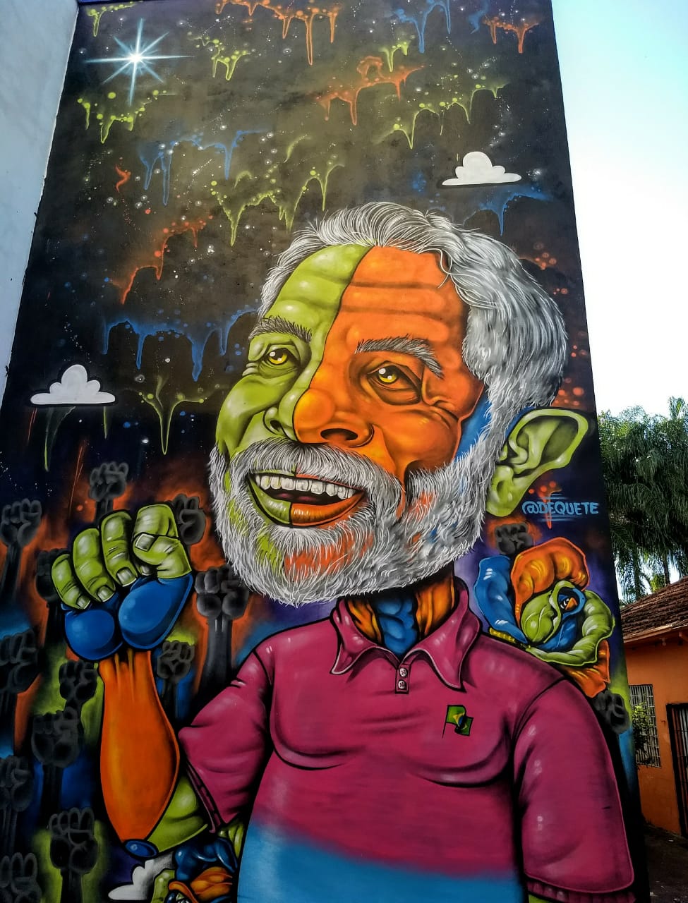 Assista: artista mineiro Dequete faz mural em homenagem a Lula