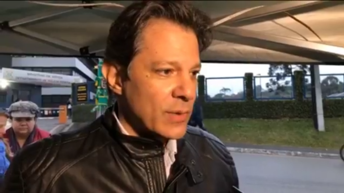 Assista: Haddad visita Lula após inscrição no TSE