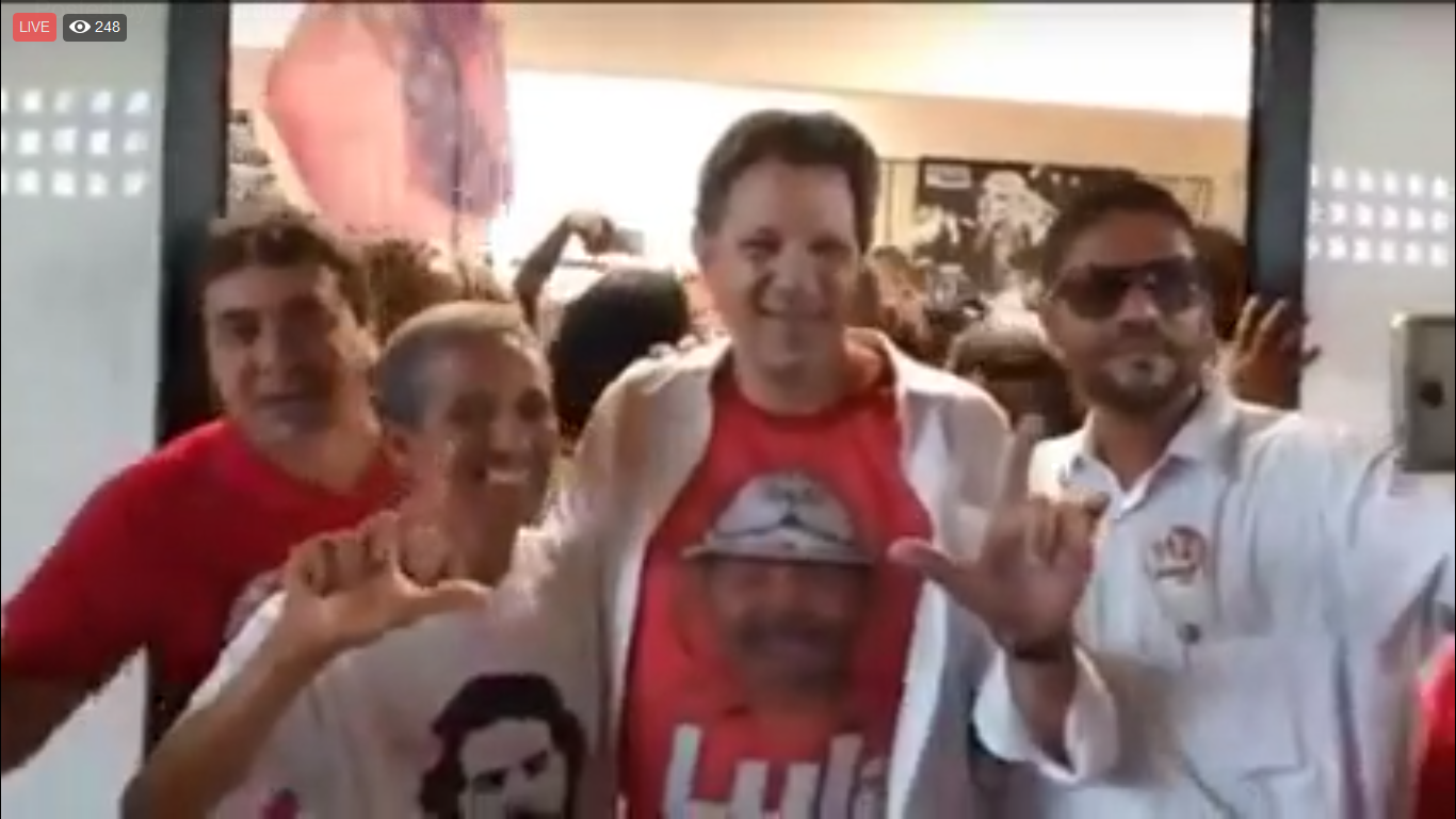 Assista: vice de Lula, Haddad faz caminhada por Salvador