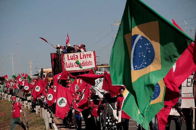 Marcha Lula Livre chega a Brasília