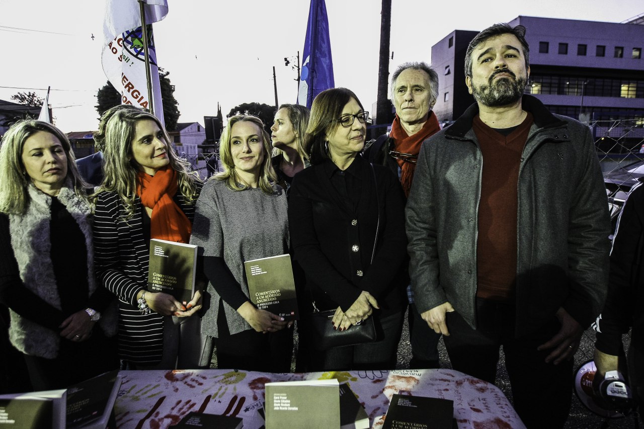 Arbitrariedades do TRF-4 contra Lula são tema de livro assinado por juristas