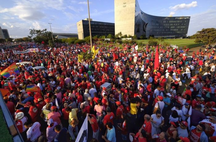 Imagens de 15 de agosto: quando o povo garantiu Lula candidato