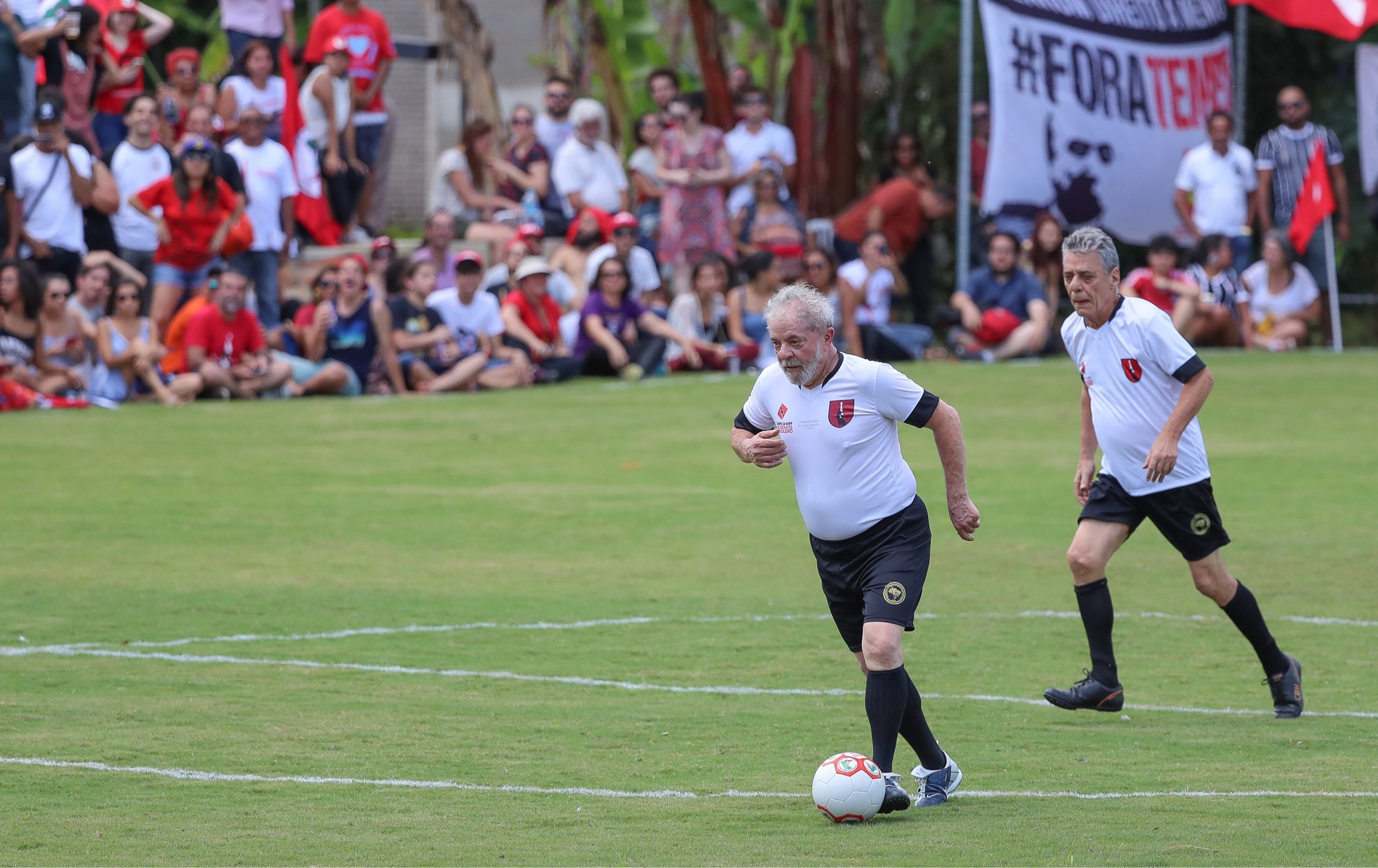 Lula e Chico Buarque participam de jogo de futebol em campo do MST