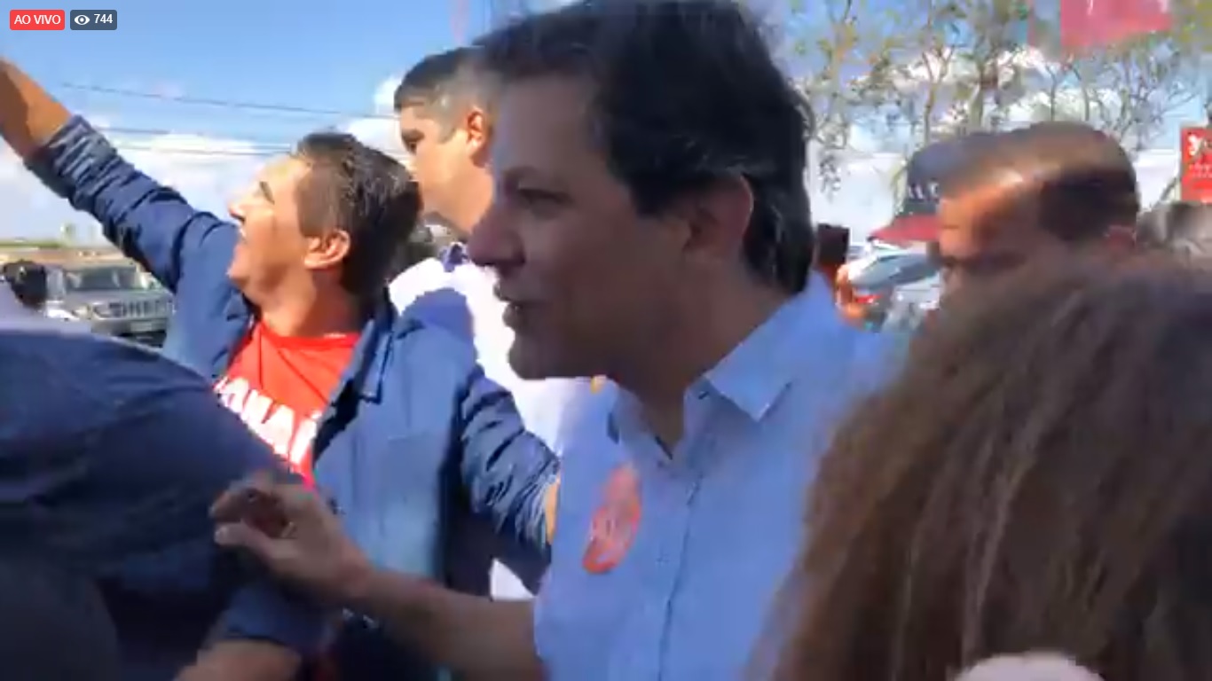 Assista: Haddad e Manu fazem caminhada por Vitória da Conquista