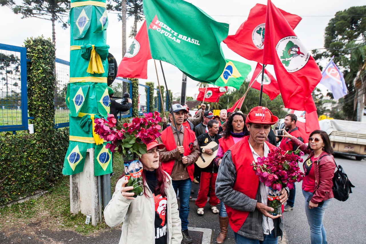 Militantes fazem homenagem a Lula, preso político há 157 dias