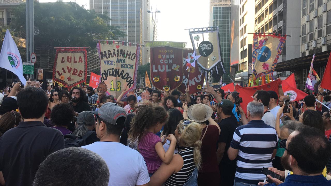 Avenida Paulista é tomada por Onda Vermelha e Lulaço