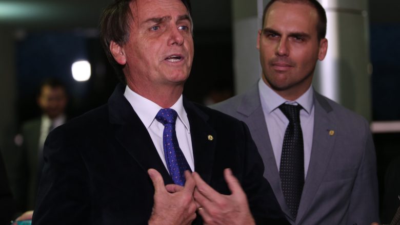 Bolsonaro e filho votaram contra lei que protege pessoas com deficiência