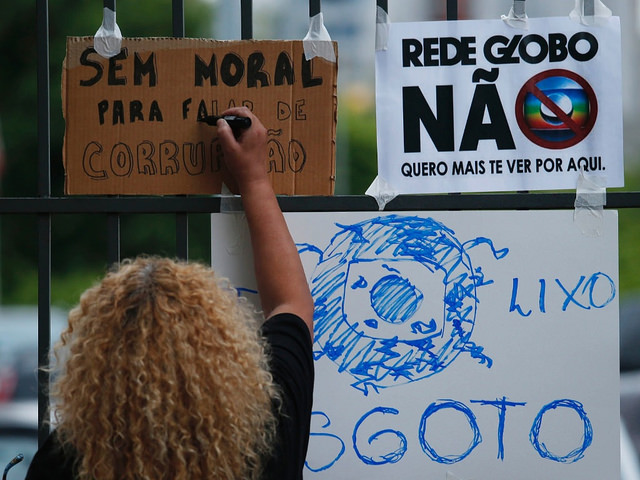 Globo repete apoio ao golpe militar ao omitir Caixa 2 de Bolsonaro