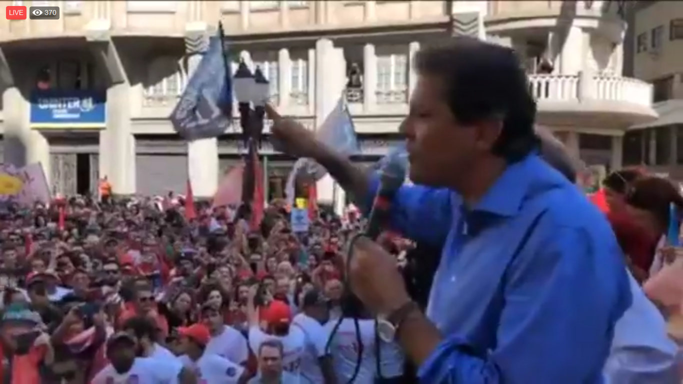 Assista: Haddad realiza caminhada no centro de Curitiba