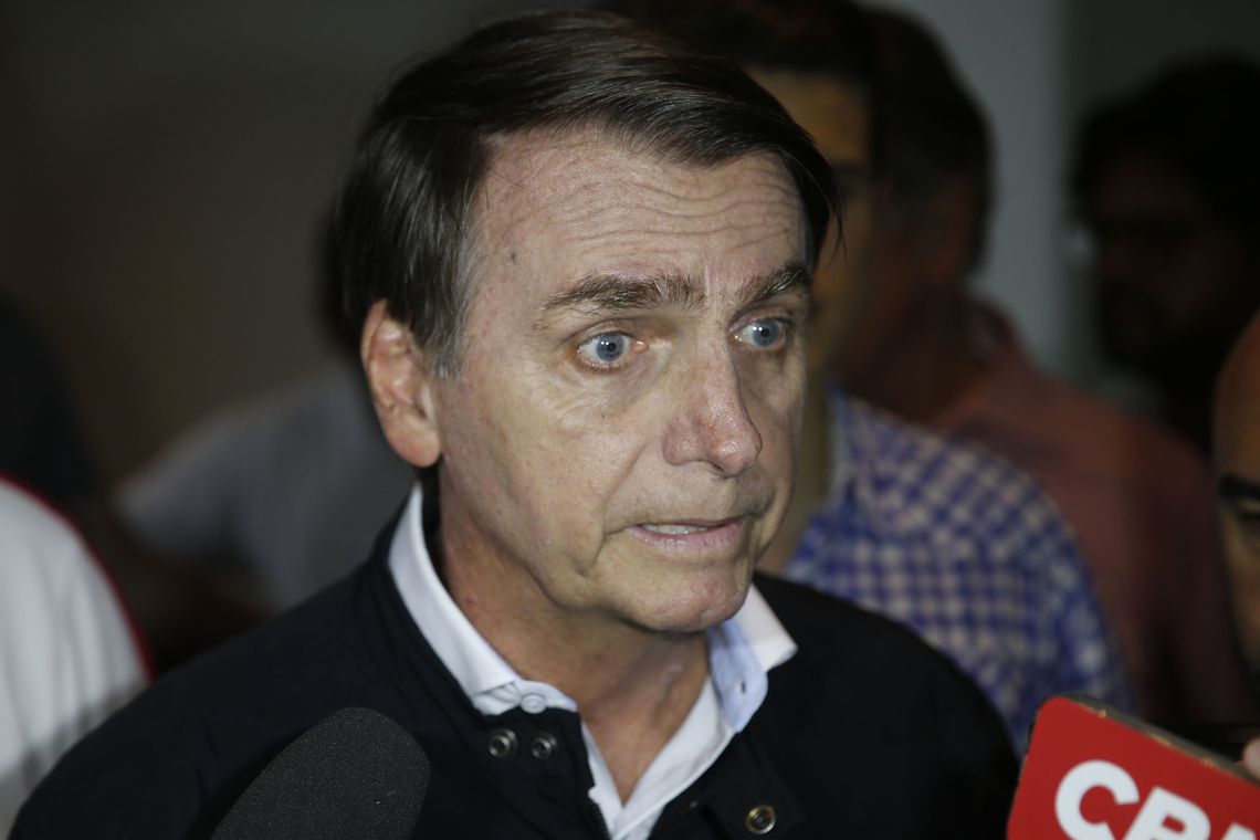 Nos EUA, Bolsonaro promove espetáculo de entrega da soberania nacional