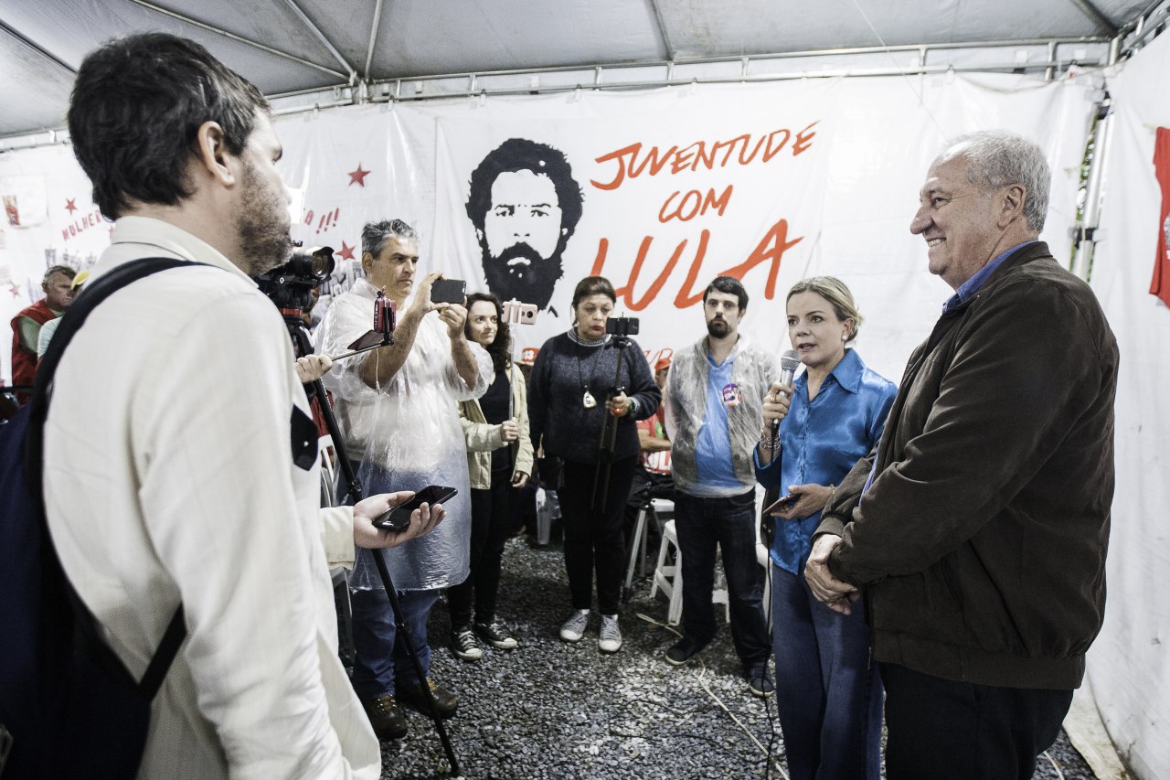 Gleisi: Com caixa 2, campanha de Bolsonaro gera fraude eleitoral
