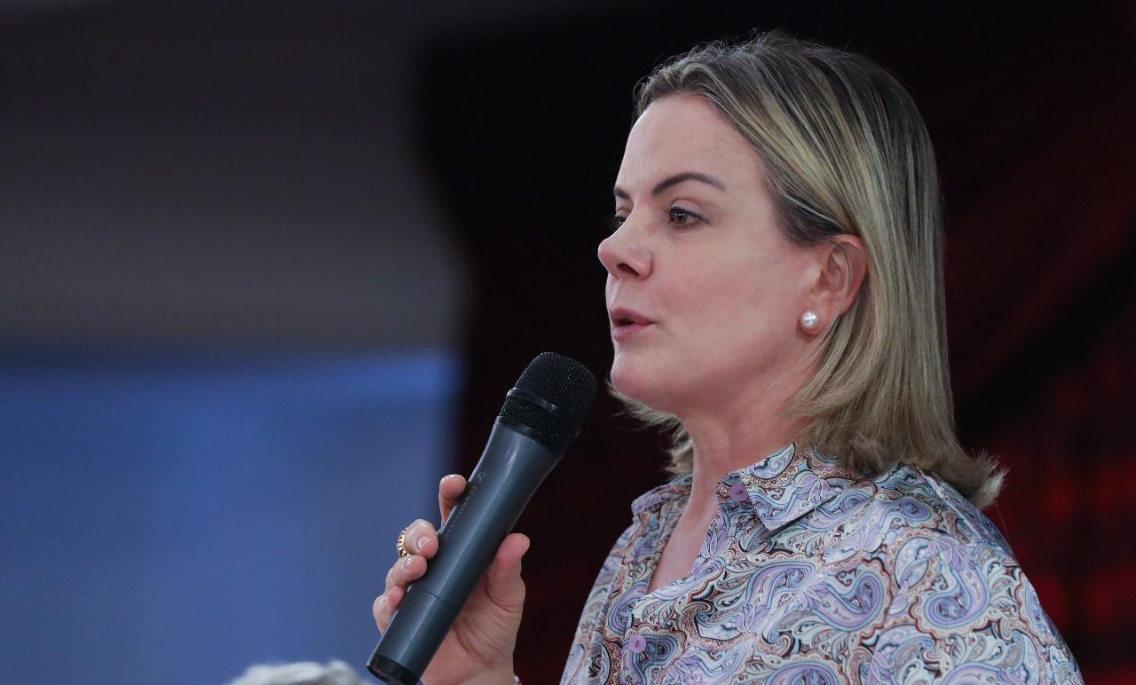 Gleisi Hoffmann participa de debate sobre crise na Venezuela