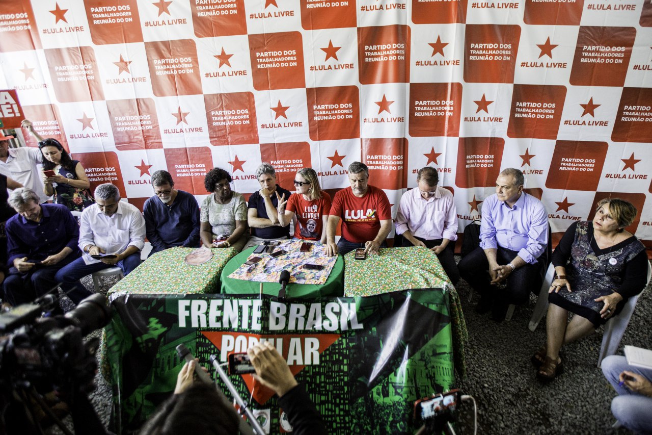 O sistema brasileiro se articulou contra a saída de Lula, diz Gleisi