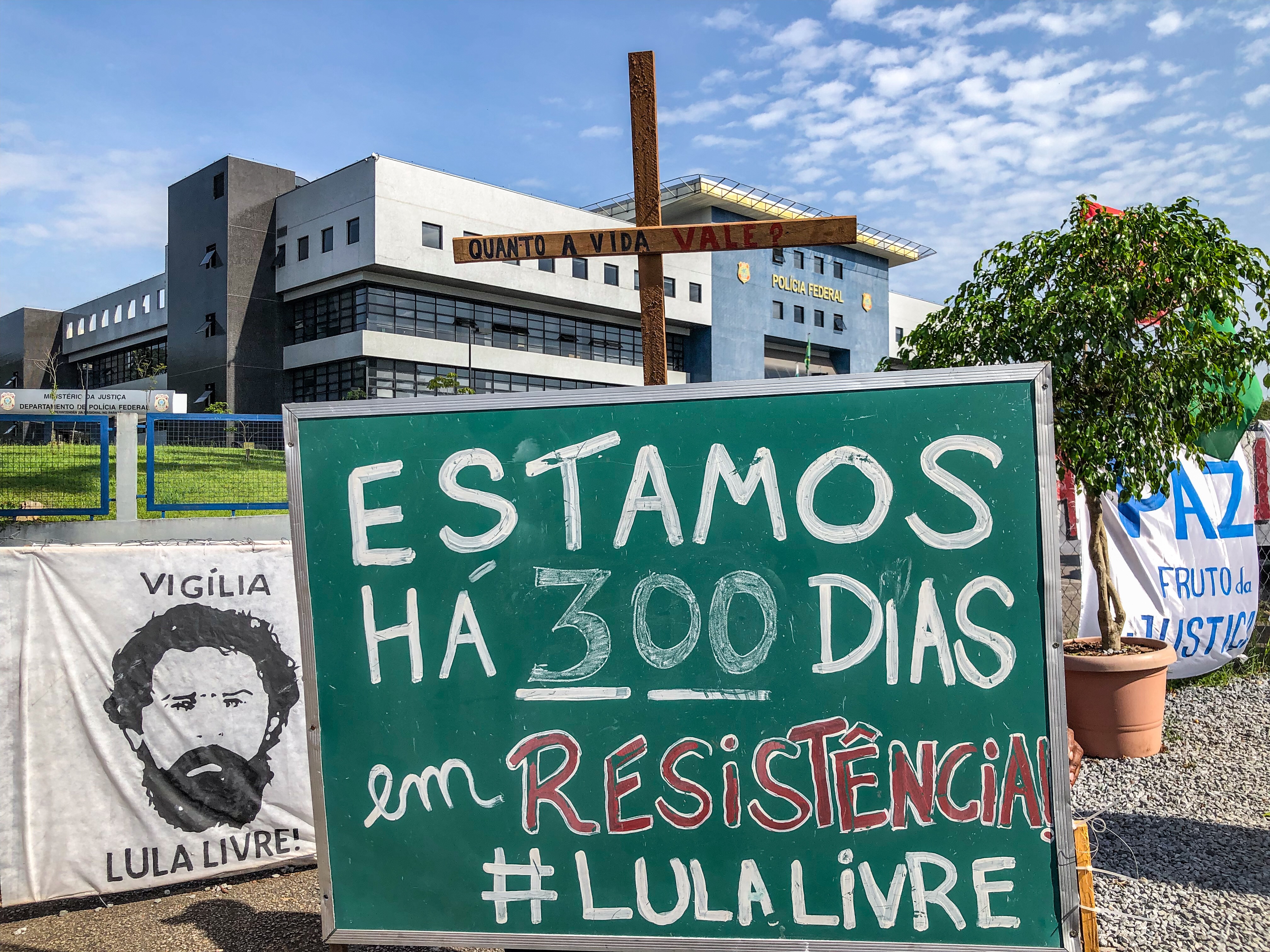 300 dias da prisão de Lula e uma certeza: ele é um preso político