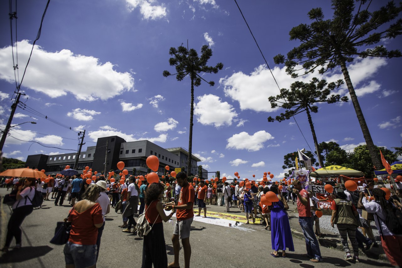 Grande “Lulabraço” é realizado na Vigília Lula Livre
