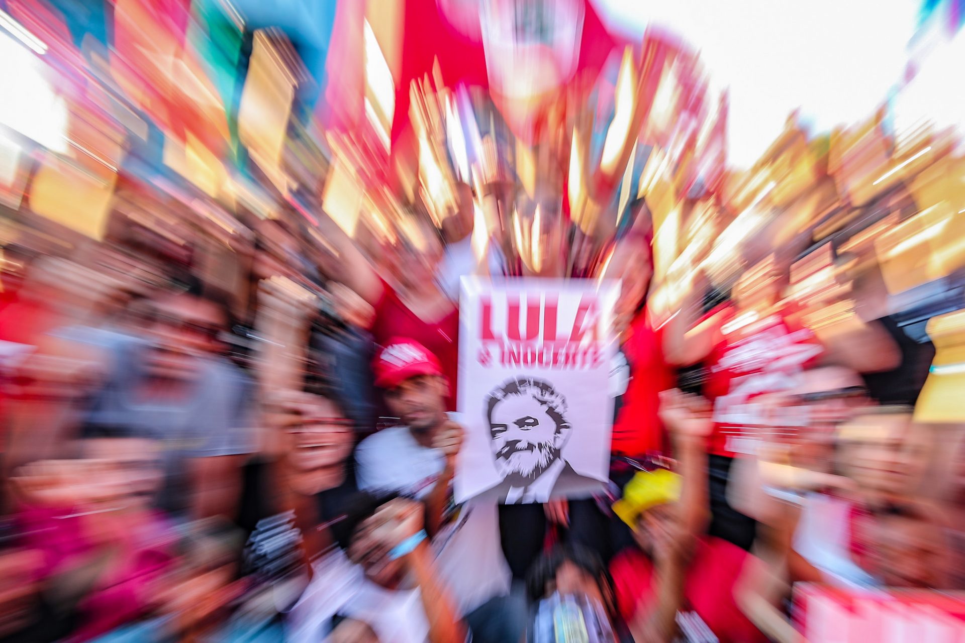 1 ano de injustiça: brasileiros e brasileiras estão com Lula