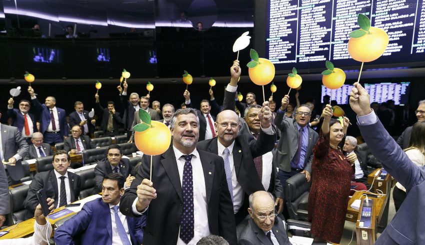 Petistas cobram apuração de novo escândalo de Flávio Bolsonaro