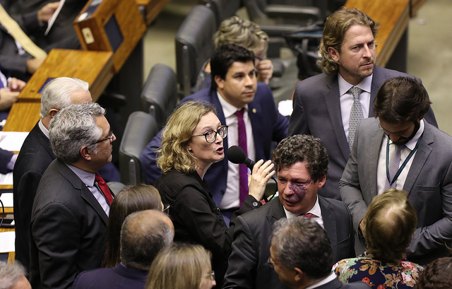 Câmara derrota Bolsonaro e barra decreto sobre sigilos de documentos