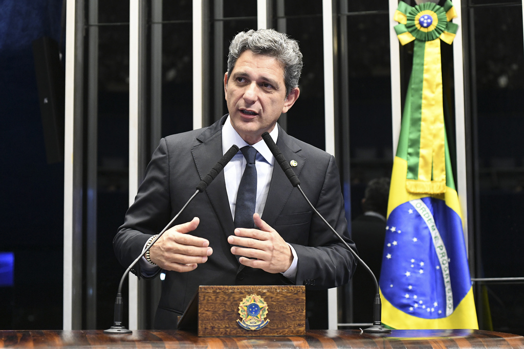 “Deveríamos mudar o ministro, não os livros”, diz Rogério Carvalho
